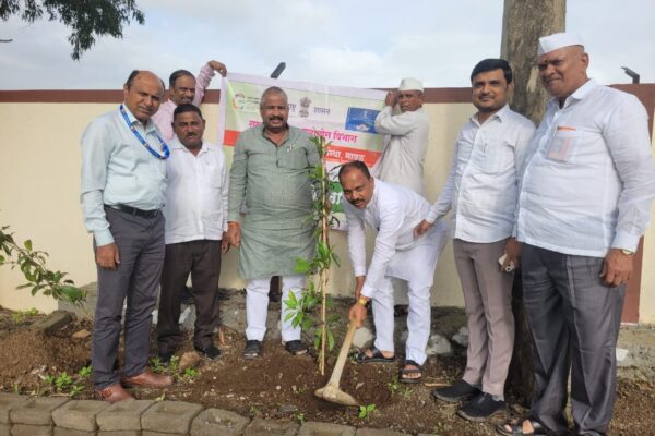 ‘ एक पेड मॉ के नाम ‘ मावळ कृषी उत्पन्न बाजार समितीच्या आवारात वृक्षारोपण
